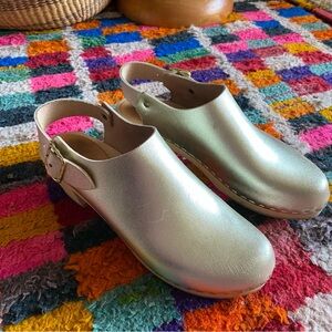 Bryr Suzie White Gold Clogs